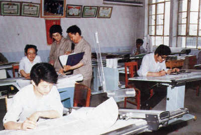 從1984年第一季度到抓管理上登記全面提高企業(yè)素質(zhì)驗(yàn)收前，采取分線檢查、總結(jié)成績(jī)、找出差距、提出措施、限期整改的方法，使各項(xiàng)工作在整頓中鞏固提高，在鞏固提高中進(jìn)行再整頓，再提高。