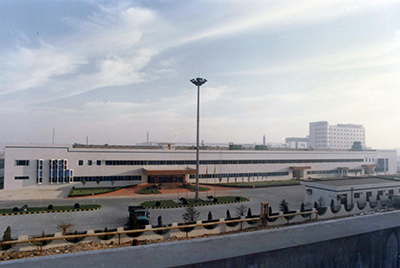 1995年5月30日，山推與日本小松株式會(huì)社合資成立小松山推工程機(jī)械有限公司