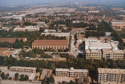 推土機(jī)總廠本部廠區(qū)。山東推土機(jī)總廠建立時(shí)，固定資產(chǎn)原值為2569萬元，占地面積為517538平方米，建筑面積為170861平方米。