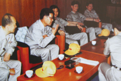 為了學(xué)習(xí)外國(guó)先進(jìn)技術(shù)和管理方法，前往引進(jìn)技術(shù)與設(shè)備的國(guó)家進(jìn)行實(shí)地考察。薛仲光廠長(zhǎng)在日本。