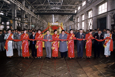 山推股份公司舉行山推牌TY220推土機(jī)5000臺(tái)下線慶典活動(dòng)。