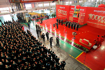 推土機(jī)事業(yè)部總裝工廠隆重舉行推土機(jī)第50000臺(tái)下線慶典儀式。這一激動(dòng)人心的歷史時(shí)刻標(biāo)志著50000臺(tái)不僅僅是一個(gè)數(shù)量的積累，更是山推管理水平、生產(chǎn)規(guī)模、制造技術(shù)、研發(fā)能力、銷售能力等綜合能力的體現(xiàn)，標(biāo)志著山推推土機(jī)產(chǎn)業(yè)整體實(shí)力進(jìn)一步增強(qiáng)，是從量變到質(zhì)變的飛躍。