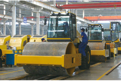 2002年2月，由履帶廠開發(fā)研制的YZ18液壓振動(dòng)壓路機(jī)，順利下線。