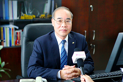 張秀文董事長(zhǎng)在接受中國(guó)山東網(wǎng)專題采訪時(shí)，就公司踐行“厚道魯商”倡樹行動(dòng)進(jìn)行回答，介紹了山推把“仁義、誠(chéng)信、厚道”的文化精髓融入到生產(chǎn)經(jīng)營(yíng)的全過程的典型做法和“誠(chéng)敬做產(chǎn)品，誠(chéng)信做企業(yè)”的經(jīng)營(yíng)理念，在工程機(jī)械行業(yè)樹立起了“厚德堅(jiān)韌”的山東國(guó)企形象