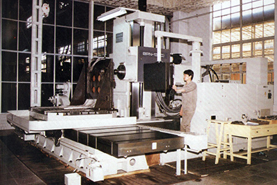 BPN-13B(R4)數(shù)控臥式加工中心。廠房擴(kuò)建加大，設(shè)備填平補(bǔ)齊，增加精、大、稀設(shè)備，新上生產(chǎn)線，提高企業(yè)裝備素質(zhì)，使山推廠成為名副其實(shí)的大馬力推土機(jī)生產(chǎn)廠。