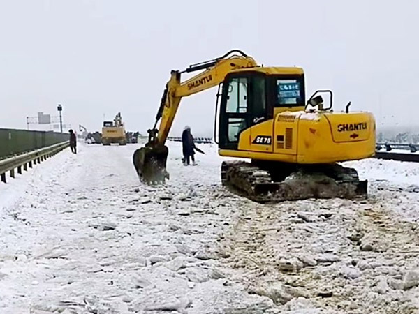 除雪保暢，山推鐵肩道義勇?lián)厝危? /> 
            <div   id=