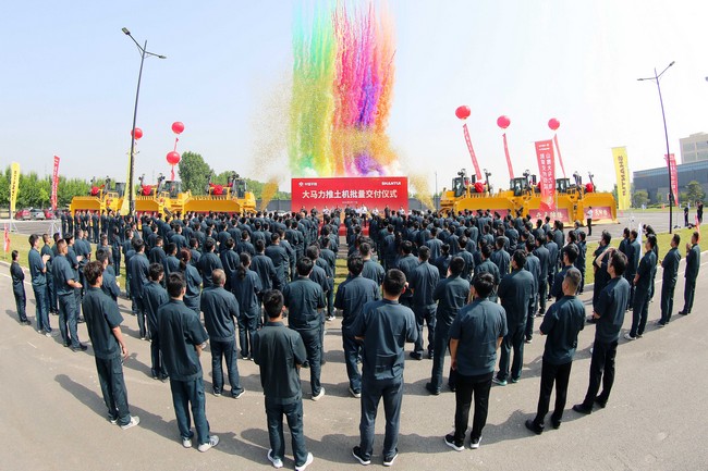 5月17日，山推向中煤平朔集團(tuán)一次性交付六臺(tái)中國(guó)最大馬力推土機(jī)。